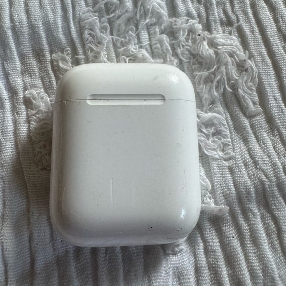 AirPods first generation case and 1 AirPod - Picture 1 of 7